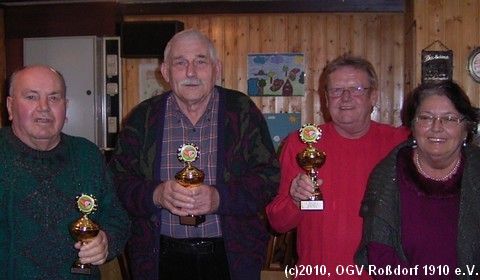 Spielleiterin Brigitte Franz mit den Siegern